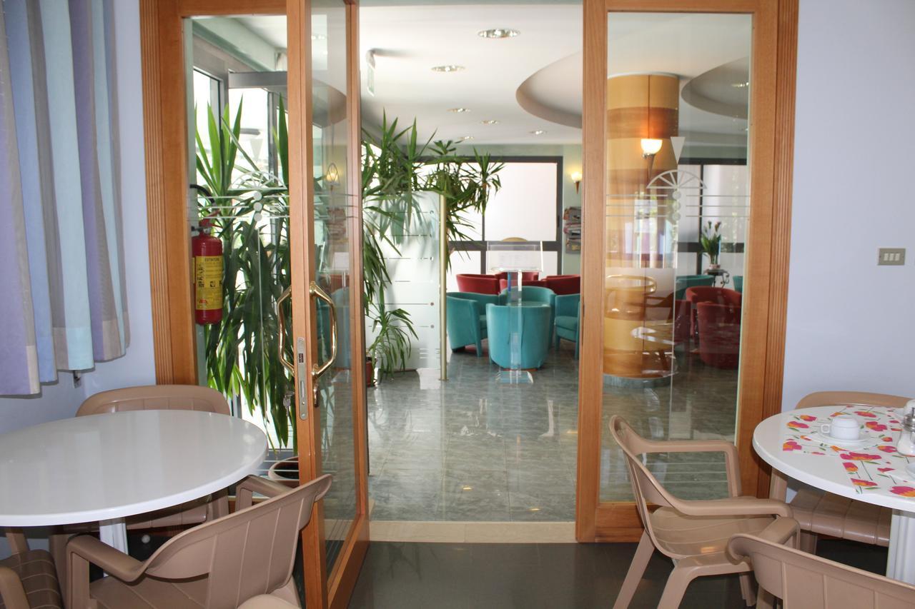 Hotel American Белариа-Игеа Марина Екстериор снимка