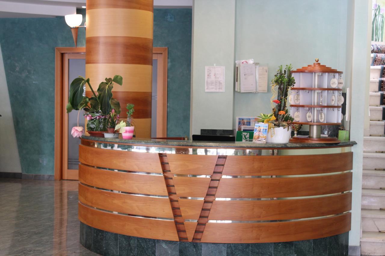 Hotel American Белариа-Игеа Марина Екстериор снимка